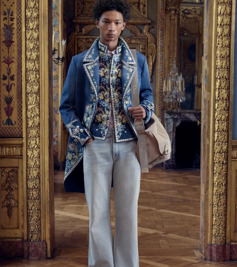 A discreet manor on Île Saint-Louis becomes the atmospheric backdrop. Its quiet grandeur complements the collection’s delicate balance / Photo Dior