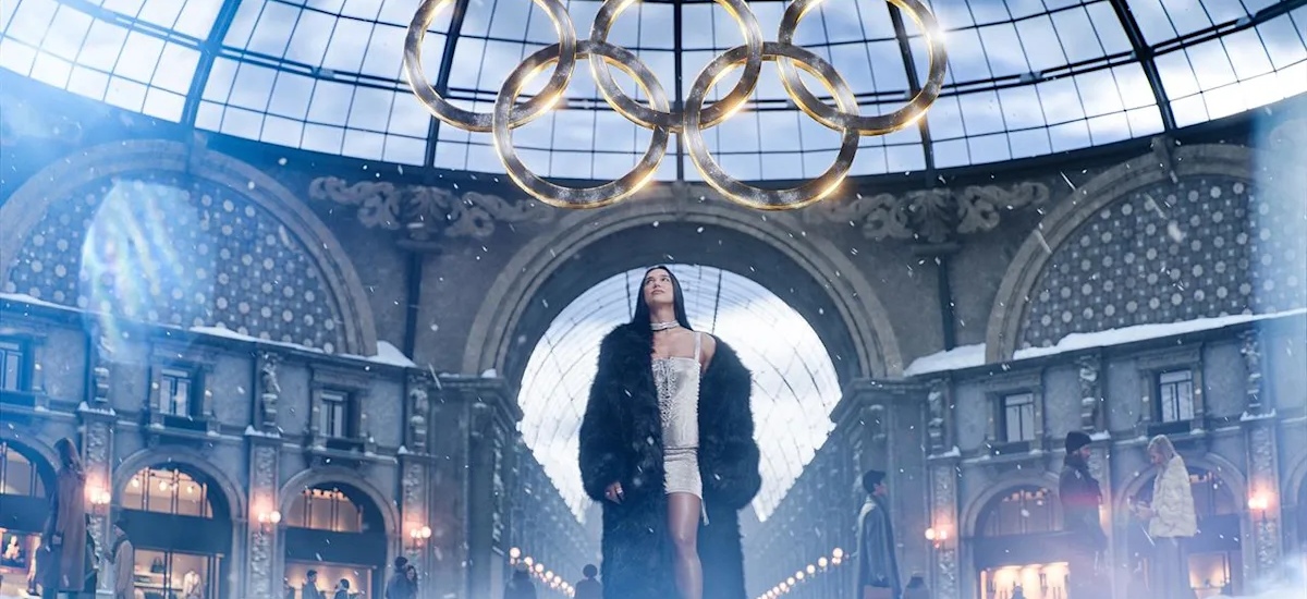 The selection expands with a yellow-gold ring showcasing an oval sapphire weighing 7.39 carats / Photo Bvlgari