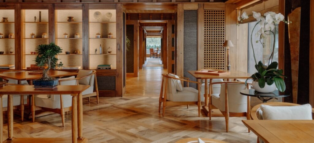 The atmosphere blends intimacy, sophistication, and a whisper of Asian minimalism, creating an address where indulgence never overshadows tranquility. / Photo Aman