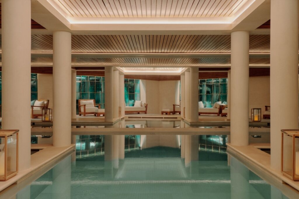 High-end boutiques lie only meters away, offering Dior, Chanel, and Louis Vuitton for those seeking new winter looks. The hotel encourages a flexible rhythm. / Photo Aman