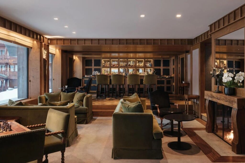 Service remains a defining strength. Staff anticipate needs with clarity and warmth. Ski passes, transfers, instructors, and equipment rentals are arranged instantly. / Photo Aman