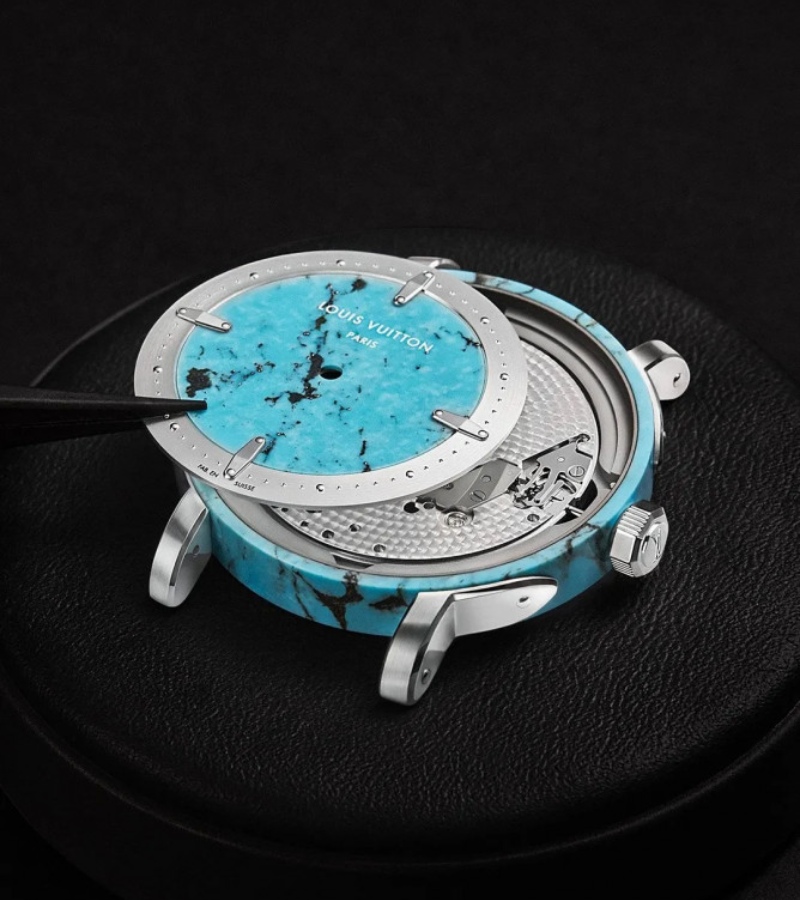 Inside beats the LFT023 automatic caliber, created by La Fabrique du Temps Louis Vuitton. / Photo Louis Vuitton