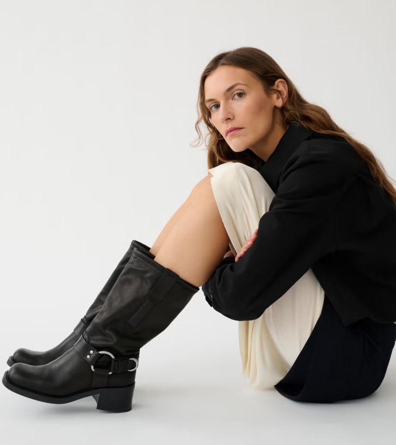 For fall and winter 2025, flat boots are the undisputed heroes of the season / Photo via Vagabond