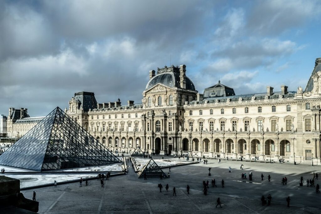 Louvre crisis
