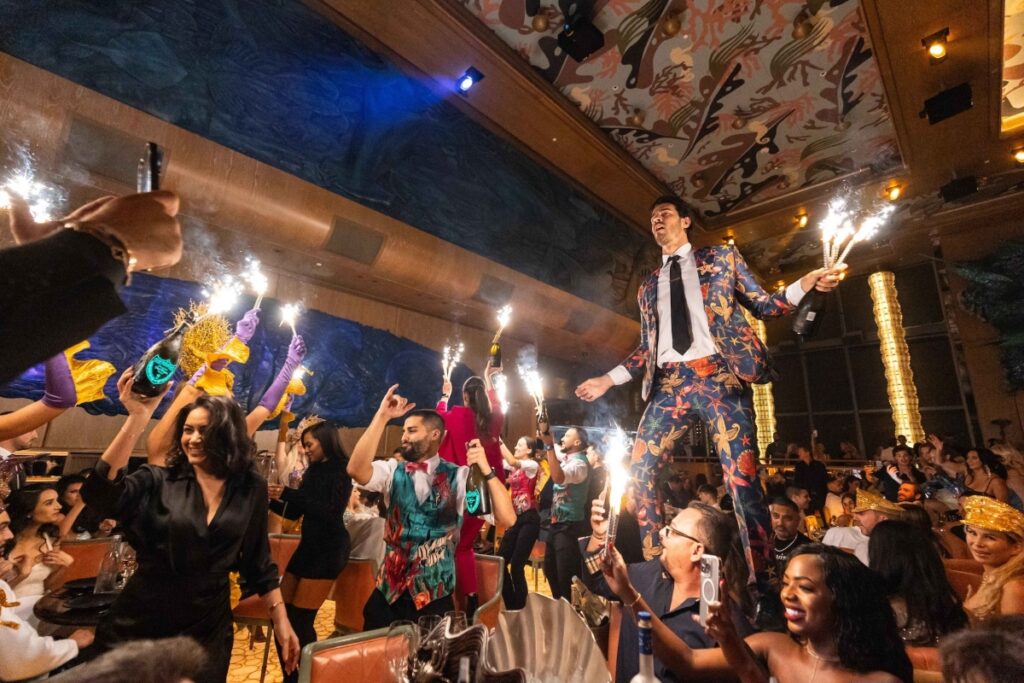 Live music, curated dining, dancing, and a supervised Kids Corner make it a rare event where elegance and comfort coexist / Photo via Eden Roc Miami Beach