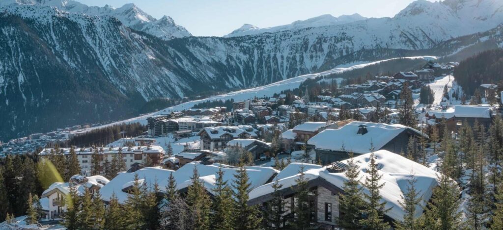 Each destination becomes a stage where festive magic, impeccable hospitality and world-class skiing converge / Photo via Les Trois Vallées