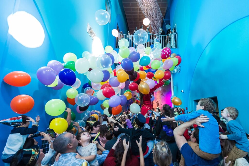 A midday countdown, balloon drop, and confetti shower allow kids to experience the excitement without staying up until midnight / Photo via Miami Children’s Museum