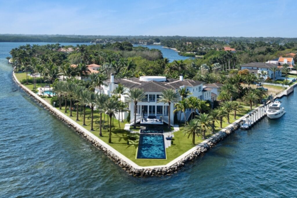 Its Mediterranean architecture, cultural institutions, parks, and boutique residential buildings focused on privacy and elegance. / Photo realtor.com