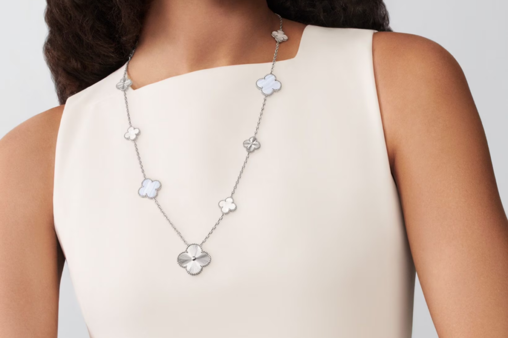 Few luxury gifts carry the emotional resonance of a piece from Van Cleef & Arpels. / Photo via Van Cleef & Arpels