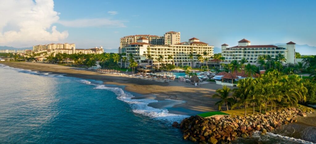 The St. Regis Mexico City and Sheraton Maria Isabel host gala dinners and festive events. / Photo via Marriot