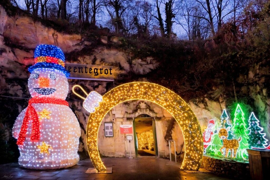 Visitors wander through medieval squares, gothic avenues and baroque plazas turned into winter villages where aromas of spices and baked treats set the tone. / Photo Valkenburg christmas market 2025