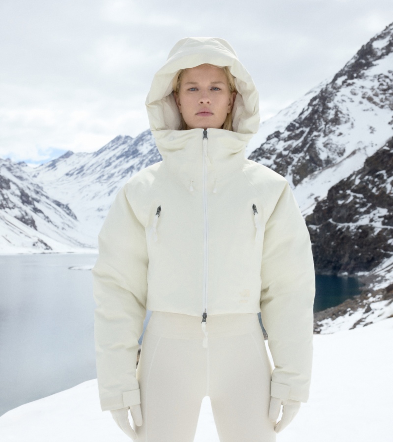 For the campaign, the brands ventured to Chile’s dramatic peaks. Photographers Laura Obermeyer and Jackie Nickerson framed the collection in a landscape that feels cinematic. / Photo SKIMS