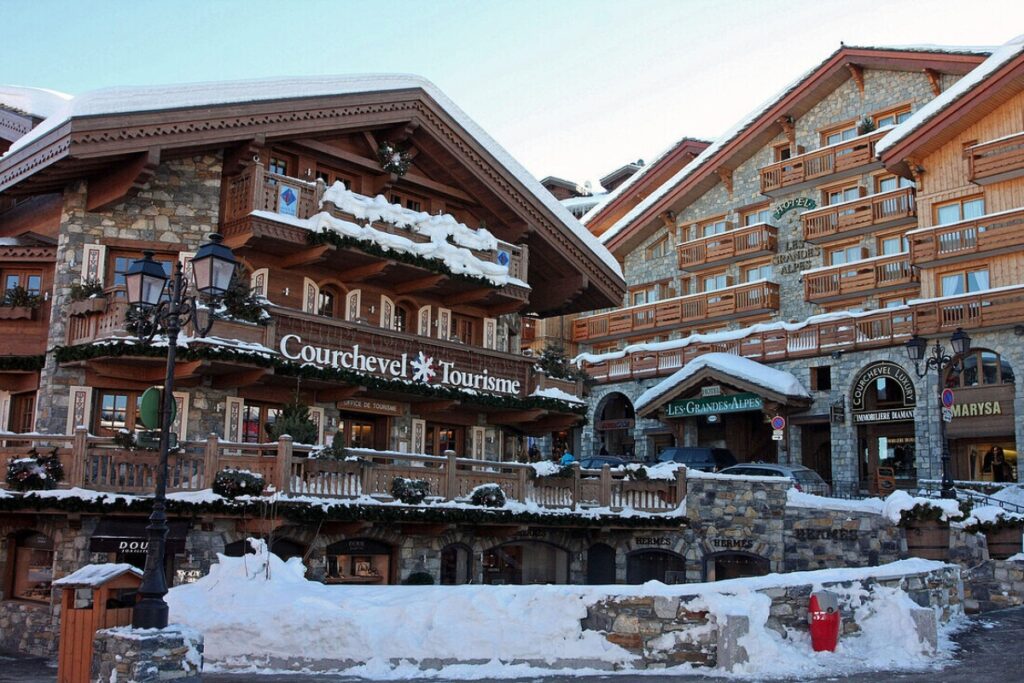 Courchevel 1550, also known as Le Village, offers tranquility. It suits families seeking comfort between slopes. / Photo Courchevel 1550