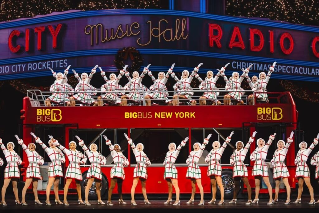 That spirit remains alive today. From grand concerts in New York to neighborhood gatherings, carols continue shaping the holiday atmosphere. / Photo Radio City Music Hall