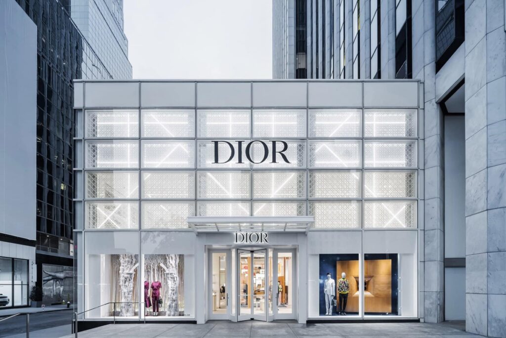 The House of Dior rises as an architectural landmark rather than a conventional boutique. Designed by Peter Marino, the building blends Parisian refinement with Manhattan energy. / Photo Dior