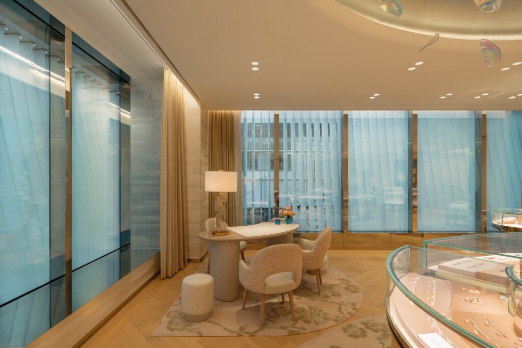 The glass, already selected for its natural bluish tone, becomes softly illuminated. The glow references Tiffany & Co.’s iconic Tiffany Blue® without overwhelming brightness / Photo Tiffany & Co