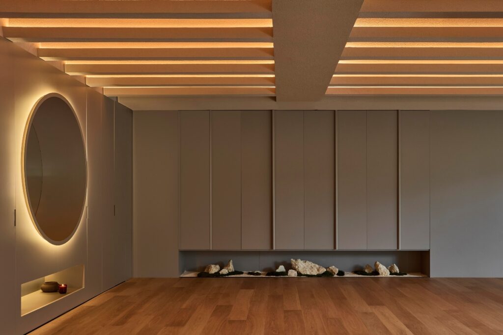 Each scenario considers posture, movement, and visual focus. This flexibility allows the space to remain versatile and calm / Photo Monica Barreneche