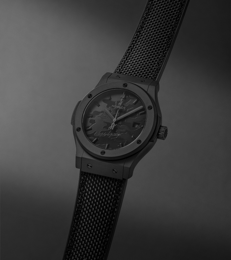 It offers partial transparency, preserving mystery rather than full exposure. Inside operates the MHUB1110 automatic movement / Photo Hublot