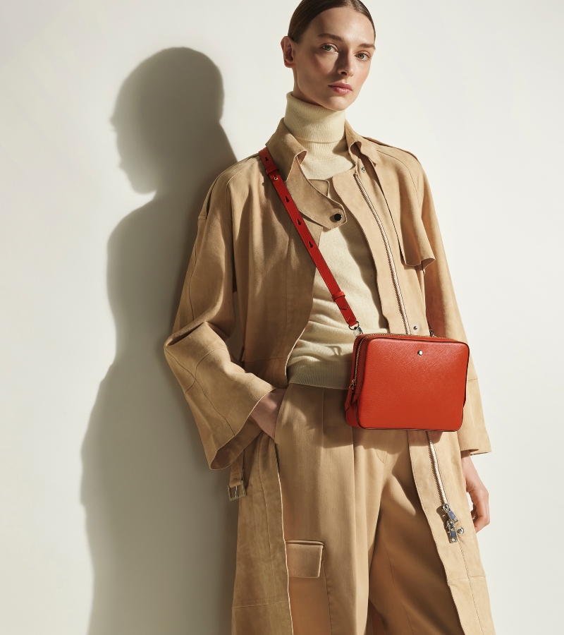 This distinctive element appears on the Belt Crossbody Messenger and the more compact Belt Vertical Crossbody / Photo Montblanc