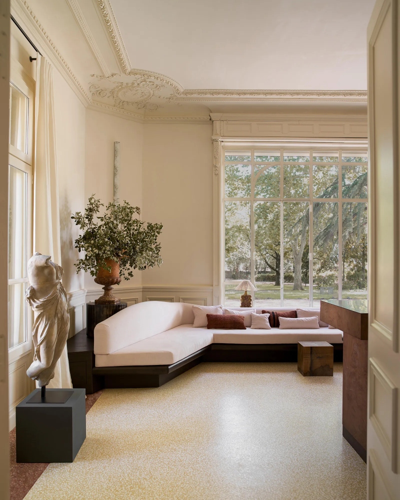 The textile language of La Banquière is deeply informed by its Mediterranean surroundings. Collaborating with botanical dyers and regional artisans, the design team developed a palette derived from natural pigments / Photo via ArchEyes