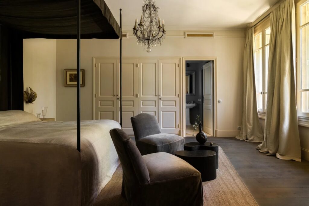 The natural setting became a primary source of inspiration, guiding the spatial approach throughout the property / Photo via ArchEyes