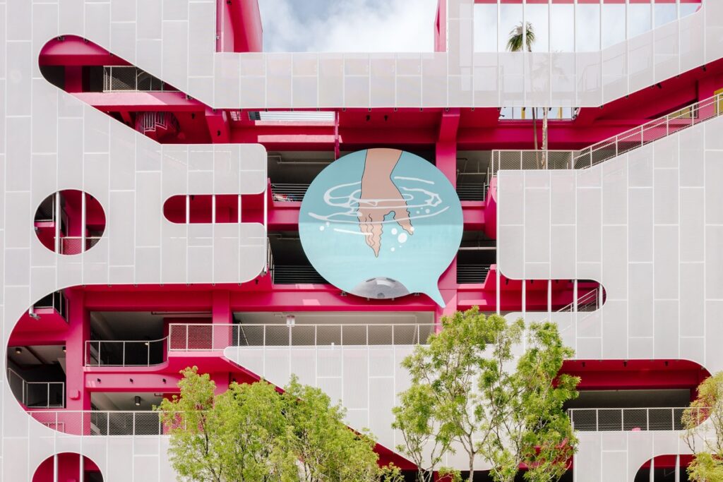 In Palm Beach, gallery-style estates are marketed directly. Installation days are documented as part of the sales story. Gardens double as sculpture courts / Photo Miami Museum Garage