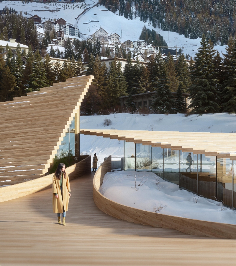 Material selection reinforces the pavilion’s quiet presence. All primary structures utilize locally sourced wood. Glued ash wood forms the main load-bearing system / Photo lacum respira