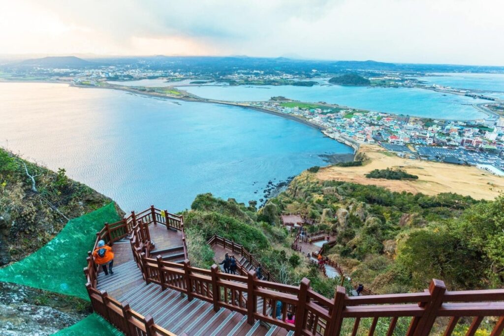 Jeju Island offers harmony between heritage and volcanic landscapes / Photo Hills Views & Valleys